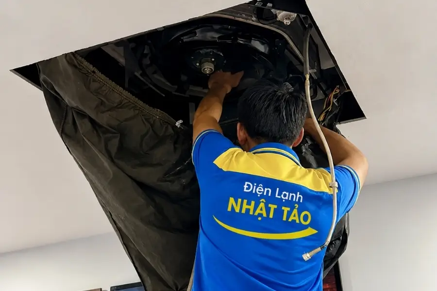 Vệ sinh máy lạnh âm trần